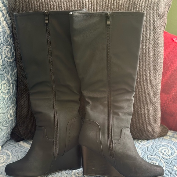Black mid calf black boots. Size 8 1/2 - Picture 2 of 6